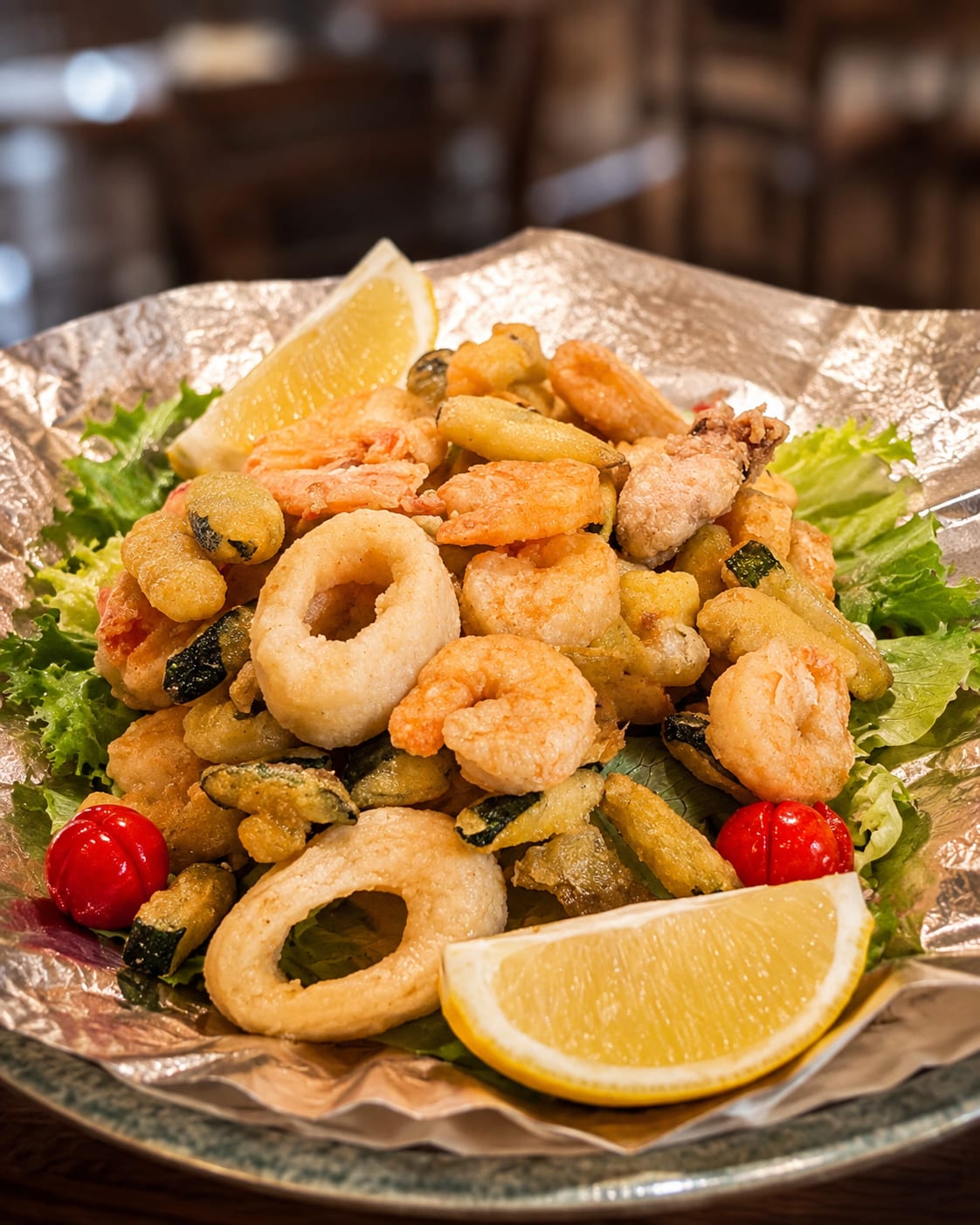 Fritto di mare con verdure in pastella e limone