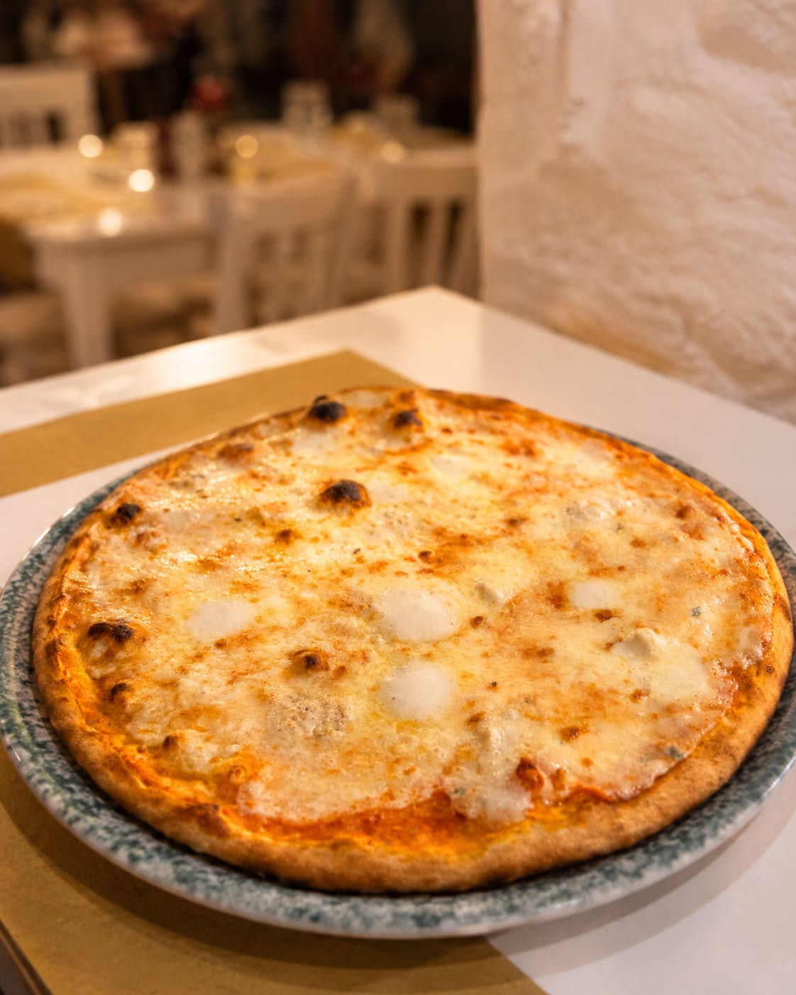 Pizza 4 formaggi appena sfornata