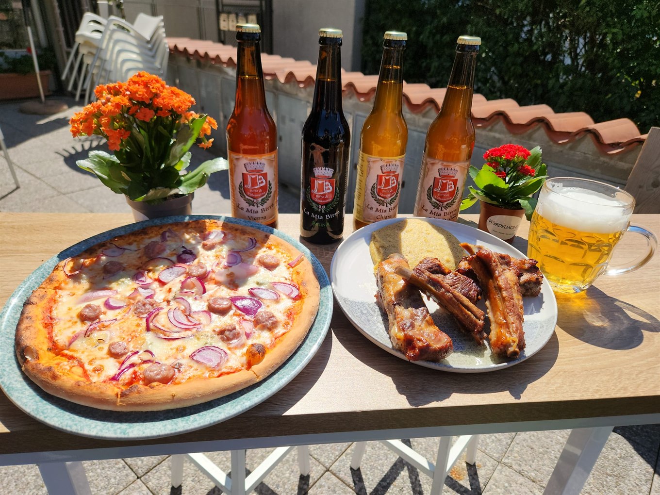 Pizza al salamino e costine con polenta sul dehors, con le birre della Valsassina